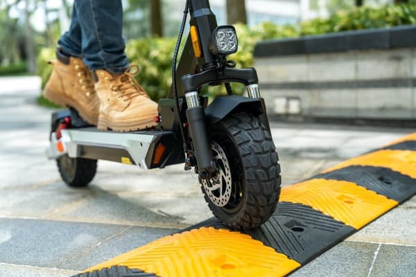 Kukirin M4 Max hastighet 45 km/h, räckvidd 64 km, 800W motor 18.2AH, 10-tums däck elscooter