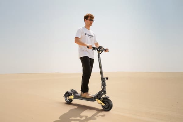 OOTD S30 2*1200W motor, 52V 23,4AH batteri, räckvidd 60 km, 10-tums däck, hydrauliska skivbromsar, hopfällbar elscooter