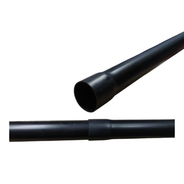 Skyddsrör för elinstallationer, styvt, svart muffrör med en diameter på 32 mm.
