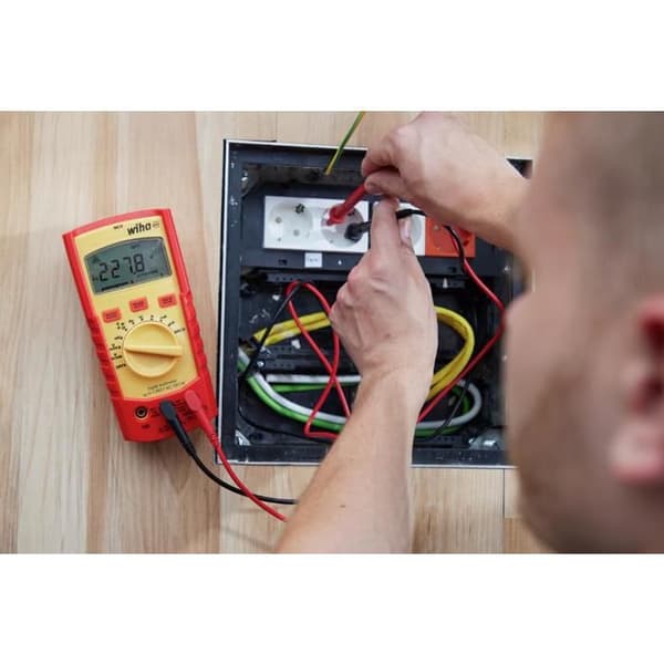 WIHA digital multimeter upp till 1000V AC Kat. IV + 2 AAA-batterier ingår - 45215