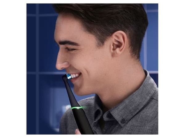 Oral-B iO 6, Aikuinen, Värisevä hammasharja, Päivittäinen käyttö, Syväpuhdistus, Ienhoito, Herkkä, Valkaisu, Musta, 2 min, Musta