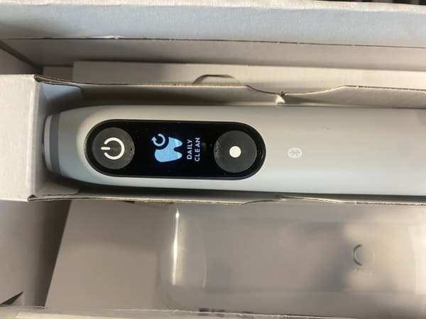 [OUTLET] - Oral-B iO Series 6 Grå opal magnetisk tannbørste + ekstra hode