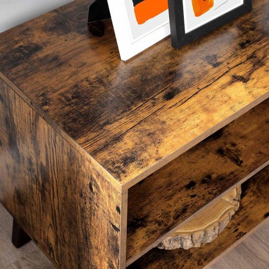 Bredt tv-bord med skabe og hylder