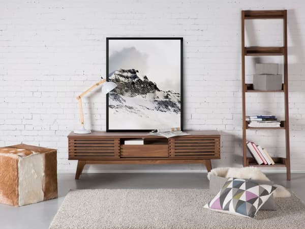 TV Bord Mørkt Træ 44 x 149 cm Skuffe Hylde Opbevaring Kabelgennemføring Fjernsynsbord med Skydedøre Design Rillet Front Stue Tvbænk Indretning