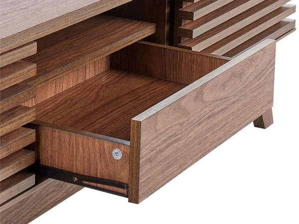 TV Bord Mørkt Træ 44 x 149 cm Skuffe Hylde Opbevaring Kabelgennemføring Fjernsynsbord med Skydedøre Design Rillet Front Stue Tvbænk Indretning