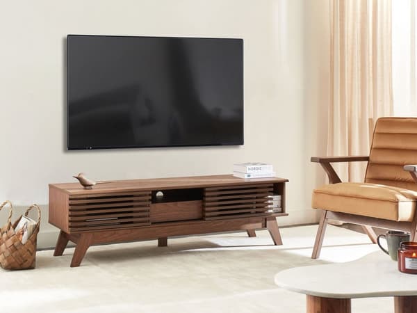 TV Bord Mørkt Træ 44 x 149 cm Skuffe Hylde Opbevaring Kabelgennemføring Fjernsynsbord med Skydedøre Design Rillet Front Stue Tvbænk Indretning