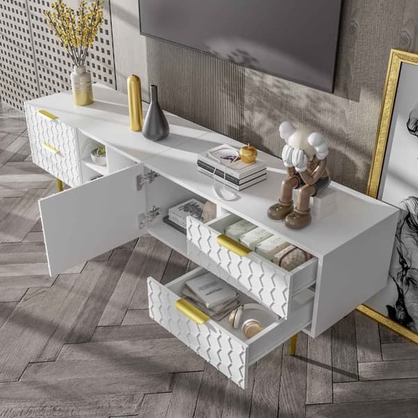 TV-bänk med strukturerade dörrar och lådor – TV-möbel med öppna hyllor, gyllene handtag och ben, modern låg TV-bänk i elegant design