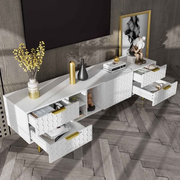 TV-bänk med strukturerade dörrar och lådor – TV-möbel med öppna hyllor, gyllene handtag och ben, modern låg TV-bänk i elegant design
