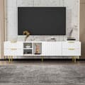 Miniatyrbild 1 av 11: TV-bänk med strukturerade dörrar och lådor – TV-möbel med öppna hyllor, gyllene handtag och ben, modern låg TV-bänk i elegant design