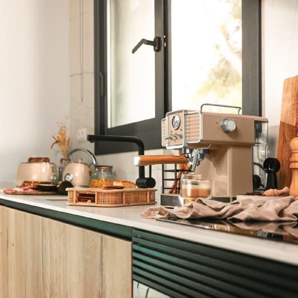 Cecotec 20-bar espresso coffee machine for espresso and cappuccino coffees with pressure gauge and steerable steam tube.