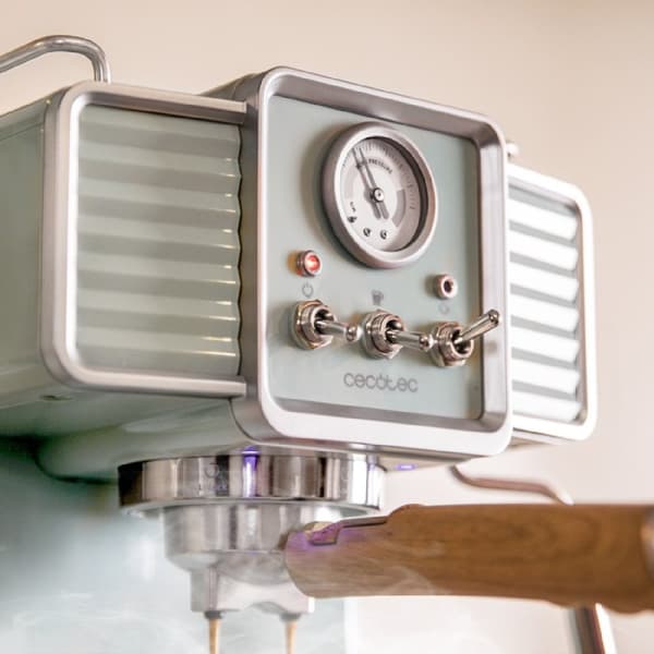 Cecotec 20-bar espresso coffee machine for espresso and cappuccino coffees with pressure gauge and steerable steam tube.