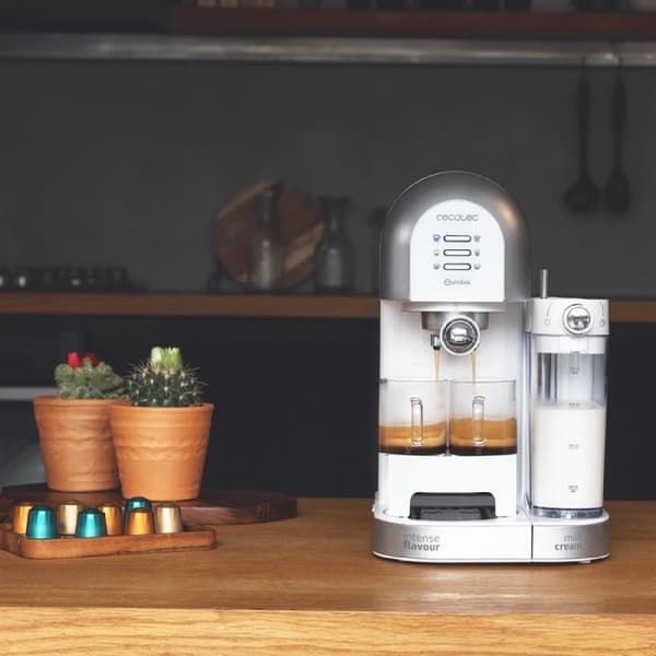 Cecotec Semi-automatic coffee machine, 20-bar pressure, thermoblock and suitable for ground coffee and coffee capsules.