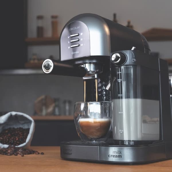 Cecotec Semi-automatic coffee machine, 20-bar pressure, thermoblock and suitable for ground coffee and coffee capsules.