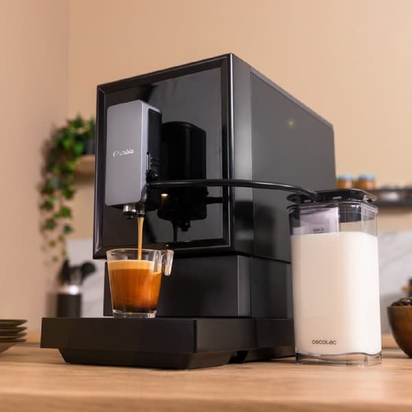 Cecotec Superautomatic coffee machine with touch display, ForceAroma technology, 19 bars and milk spout.
