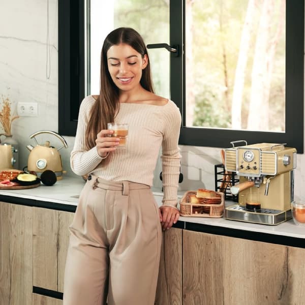 Cecotec 20-bar espresso coffee machine for espresso and cappuccino coffees with pressure gauge and steerable steam tube.