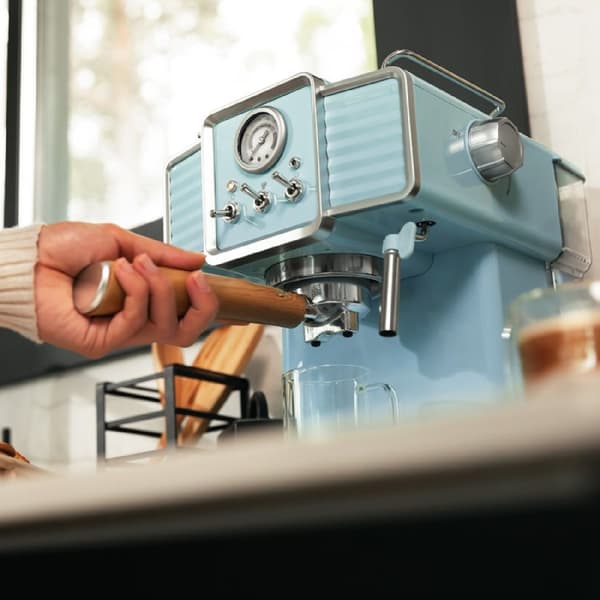 Cecotec 20-bar espresso coffee machine for espresso and cappuccino coffees with pressure gauge and steerable steam tube.