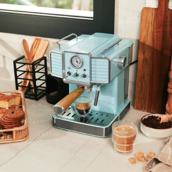 Cecotec 20-bar espresso coffee machine for espresso and cappuccino coffees with pressure gauge and steerable steam tube.