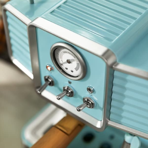 Cecotec 20-bar espresso coffee machine for espresso and cappuccino coffees with pressure gauge and steerable steam tube.