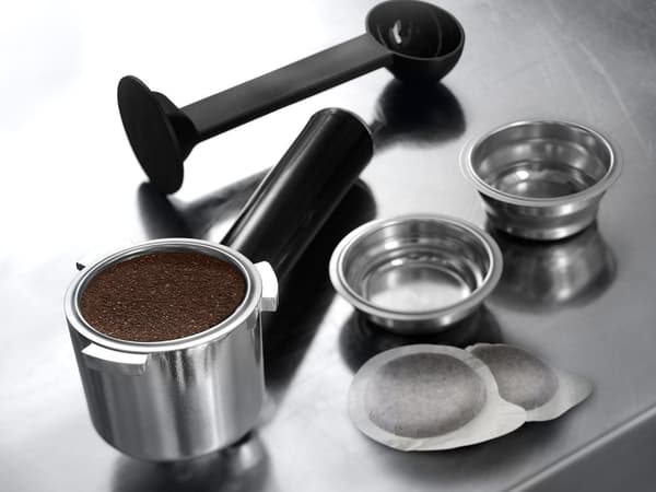 De'Longhi Dedica Style EC 685.M Halvautomatisk espressomaskin 1,1 L