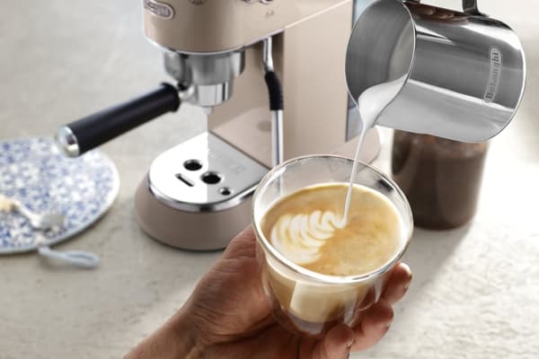 De'Longhi EC885.BG Dedica Arte -espressomaskin, beigeguld
