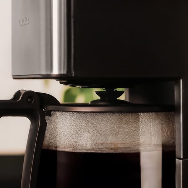 Cecotec Drip-coffee machine for 6 cups, with stainless-steel finish and aroma enhancer.