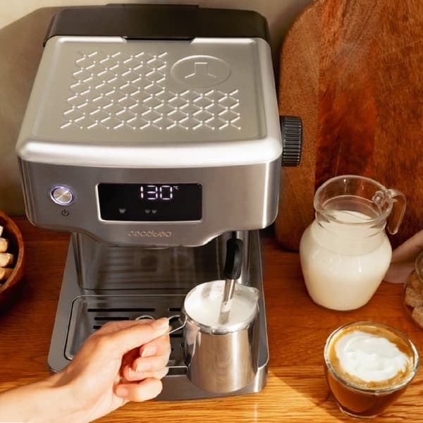Cecotec 20 bar Barista coffee maker with thermoblock and digital display.