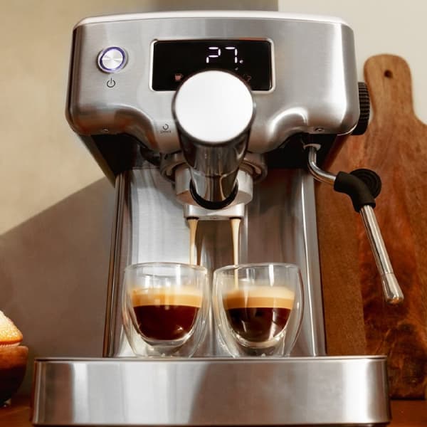 Cecotec 20 bar Barista coffee maker with thermoblock and digital display.