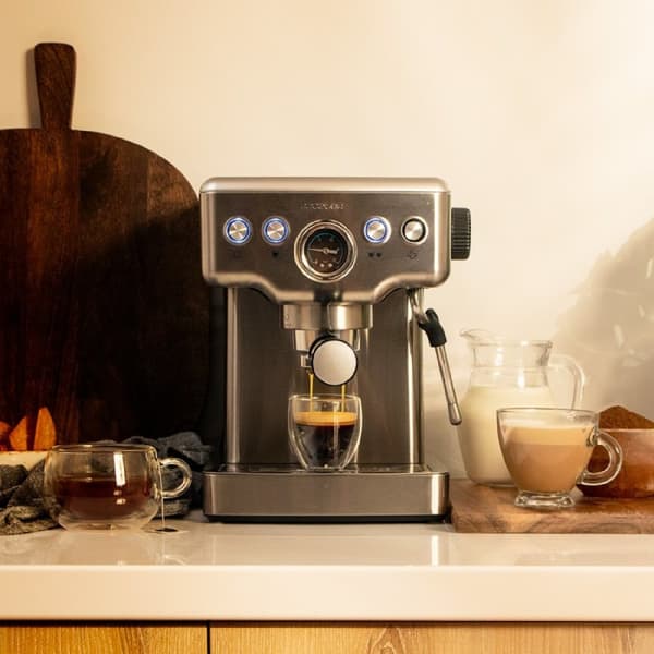 Cecotec Barista coffee machine with 20 bar, pressure gauge and thermoblock.