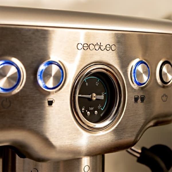 Cecotec Barista coffee machine with 20 bar, pressure gauge and thermoblock.