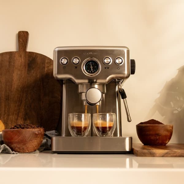 Cecotec Barista coffee machine with 20 bar, pressure gauge and thermoblock.
