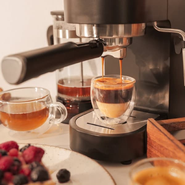 Cecotec 20-bar espresso coffee machine with thermoblock, pressure gauge and steamer.