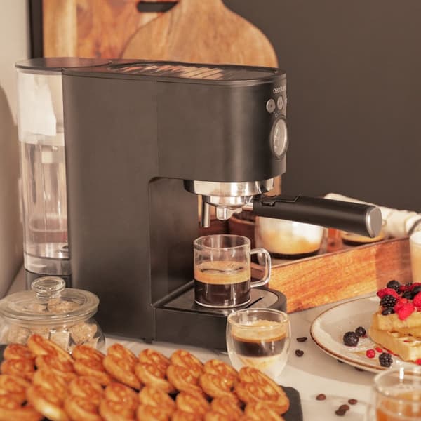 Cecotec 20-bar espresso coffee machine with thermoblock, pressure gauge and steamer.