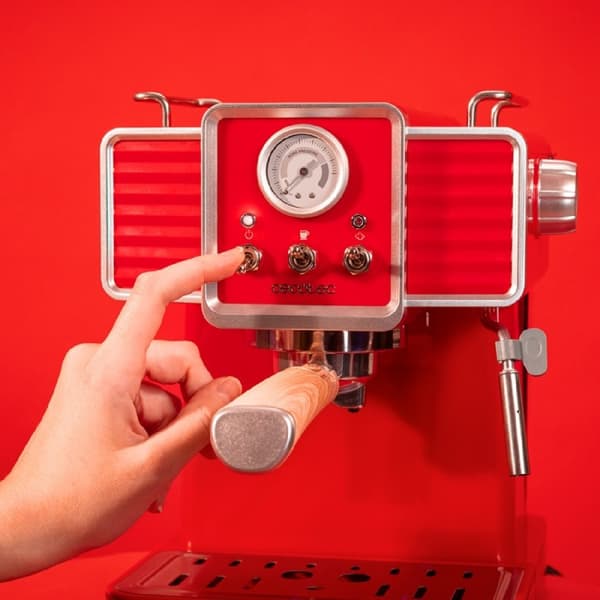 Cecotec 20-bar espresso coffee machine for espresso and cappuccino coffees with pressure gauge and steerable steam tube.