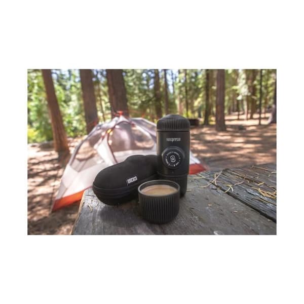 Wacaco Nanopresso svart bärbar kaffemaskin och resväska