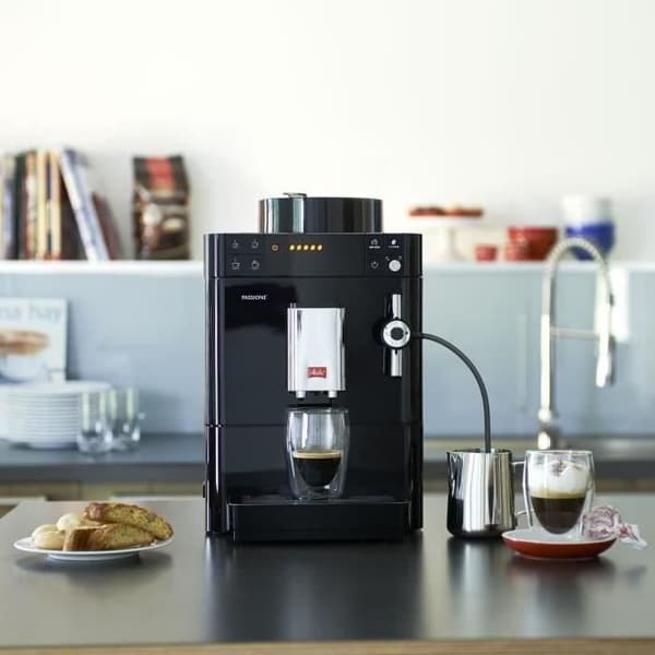 Passione kaffemaskine med sorte bønner og kop
