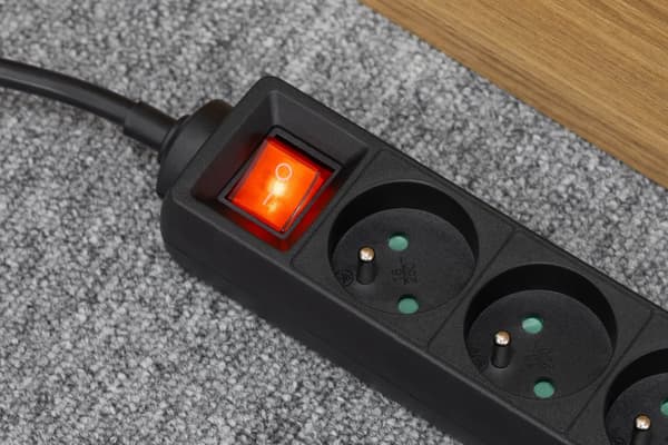 Rebel sort forlængerledning 5 stikkontakter med kontakt, 3m kabel (1,5mm)