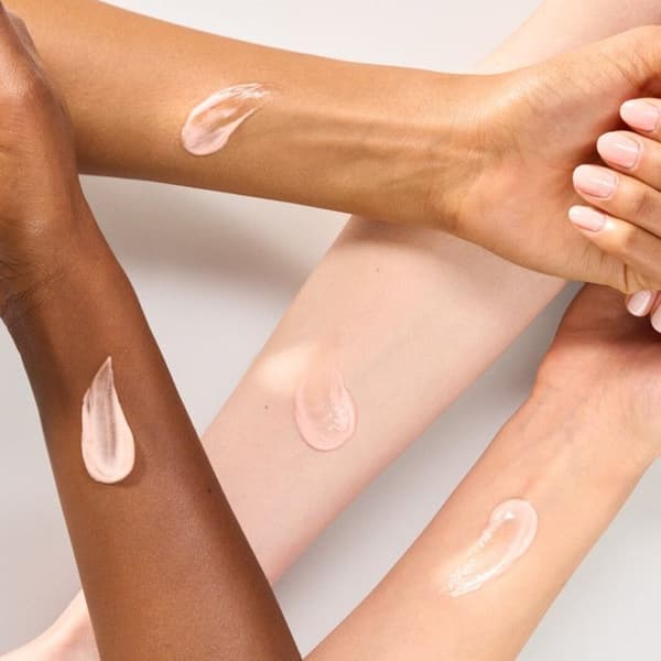 Essence - Silky Blur Poreless Primer - Basfoundation