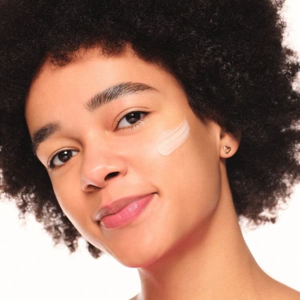 Essence - Silky Blur Poreless Primer - Basfoundation