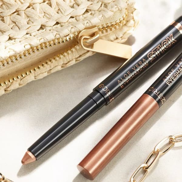 Catrice - Aloe Vera Eyeshadow Stick - 10 Golden Toffee