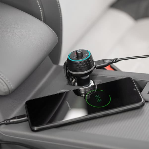 Auton FM-lähetin Bluetooth-toiminnolla ja kahdella USB-portilla