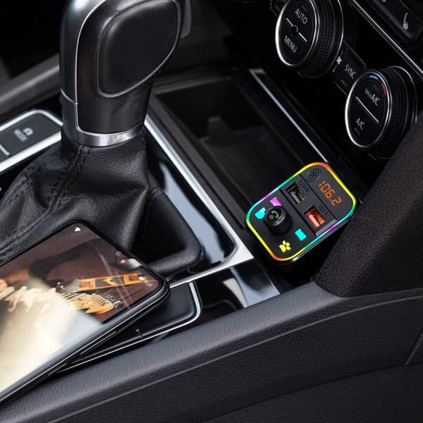 FM-autolähetin bluetooth-toiminnolla