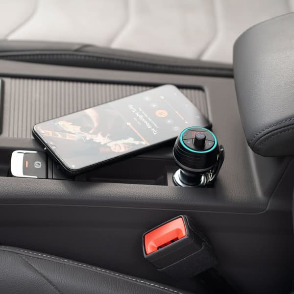 Auton FM-lähetin Bluetooth-toiminnolla ja kahdella USB-portilla