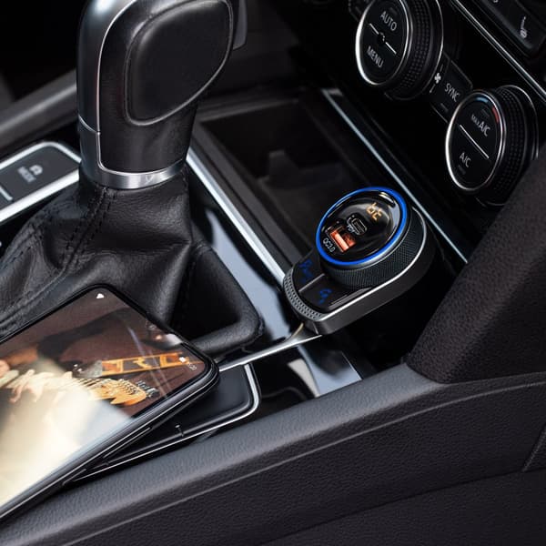 Auton FM-lähetin Bluetooth-toiminnolla.