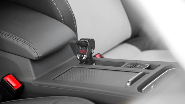 Autolähetin Bluetooth-toiminnolla (2 USB-porttia)