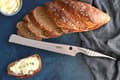 Miniatyrbillede 4 af 5: Samura REPTILE 9.3" Brødkniv - Premium Japansk Stål Køkkenkniv til Præcisionsskæring og Ubesværet Skæring