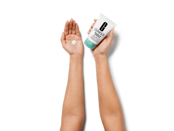 CLINIQUE_Blackhead Solutions 7 Day Deep Pore Cleanse &amp; Scrub cleansing facial scrub 125ml