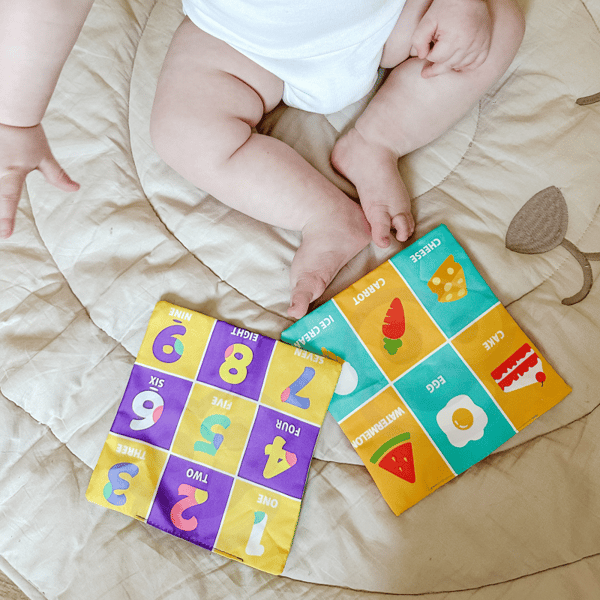 WOOPIE BABY Opettavainen Lelu Sensory Lady Tag Box nenäliinoilla.