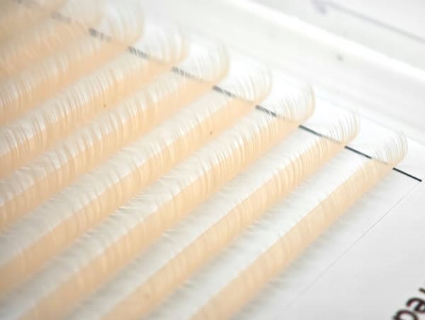 Färgade ögonfransar 8-13 mm, böjda D, 12 remsor, BEIGE