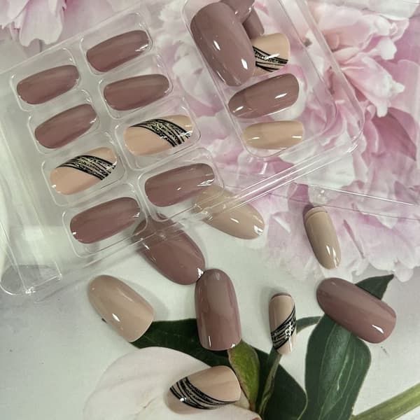 Nakenrosa Press On Nails Kort mandelspets Kistform Heltäckande Återanvändbara lösnaglar med limstift på naglar med guldlinjedesign