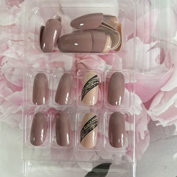 Nakenrosa Press On Nails Kort mandelspets Kistform Heltäckande Återanvändbara lösnaglar med limstift på naglar med guldlinjedesign